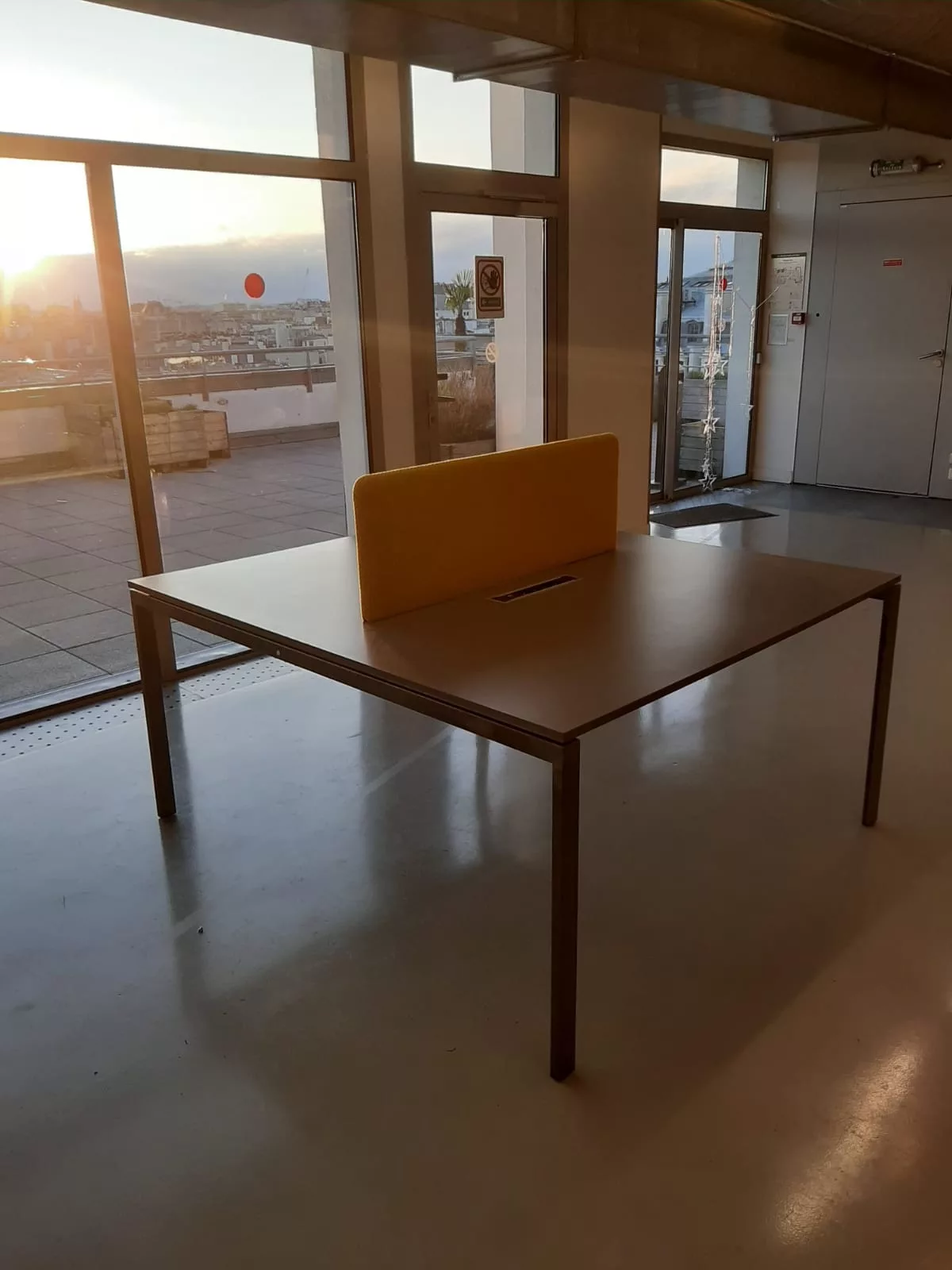 bureau bench professionnel double poste avec cloison acoustique – Image 3