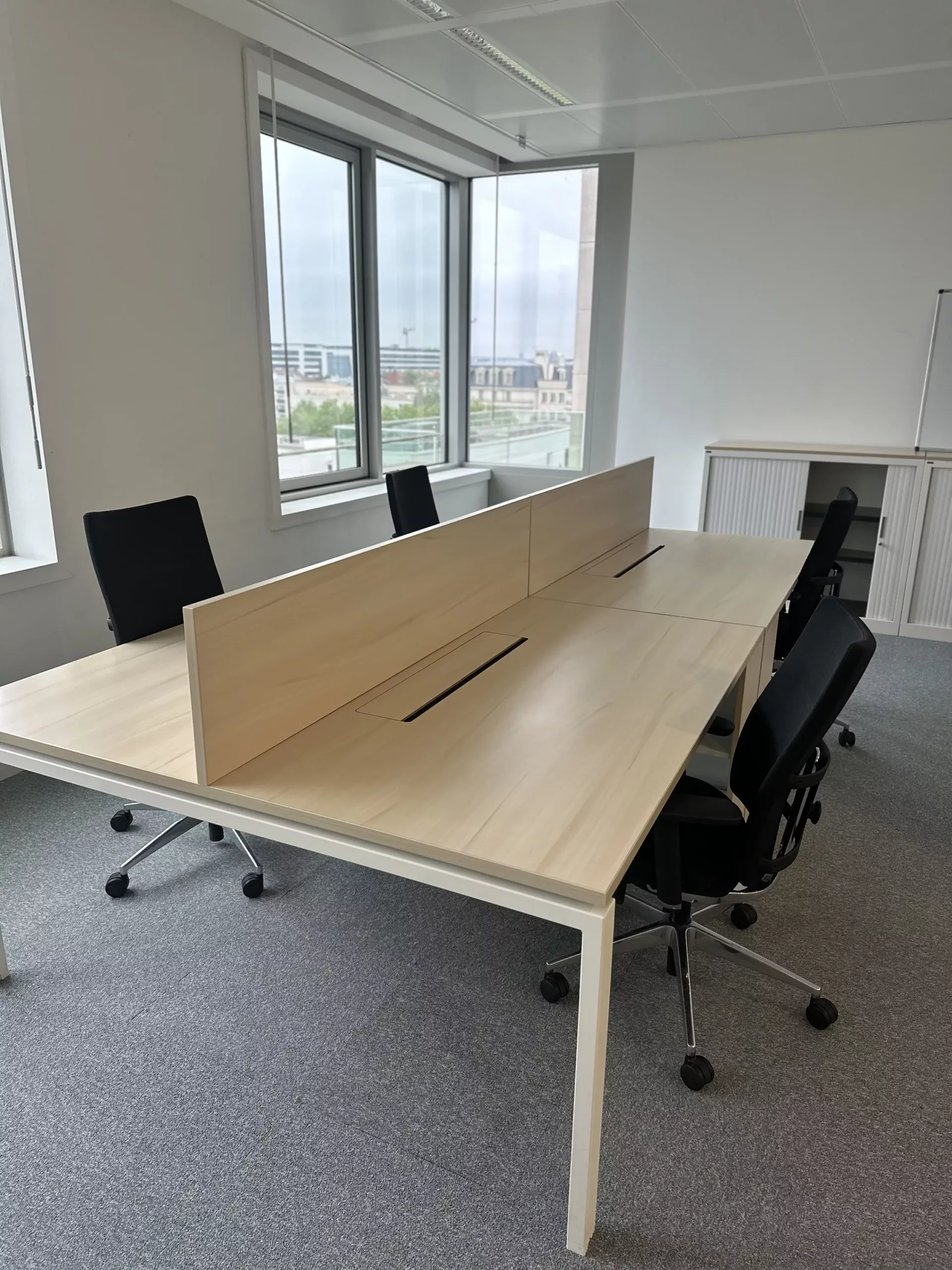 Bureau bench professionnel 4 places 320 × 160 cm – érable – avec séparateur et trappes passe-câbles – Image 2