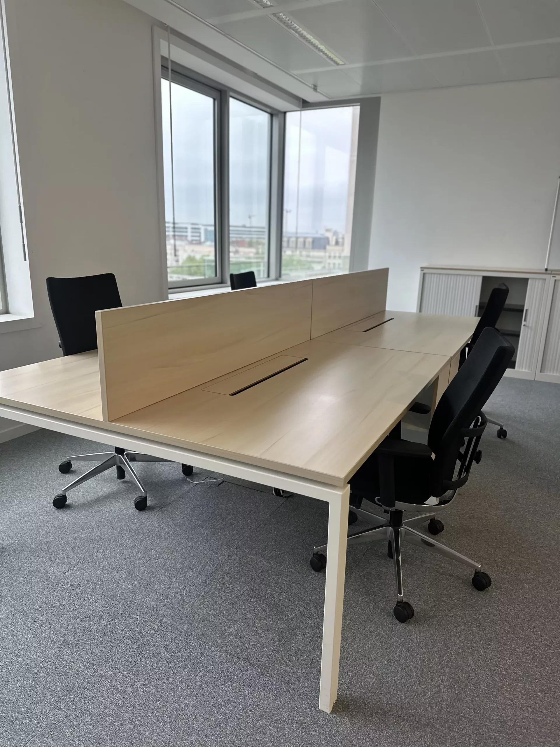Bureau bench professionnel 4 places 320 × 160 cm – érable – avec séparateur et trappes passe-câbles – Image 5