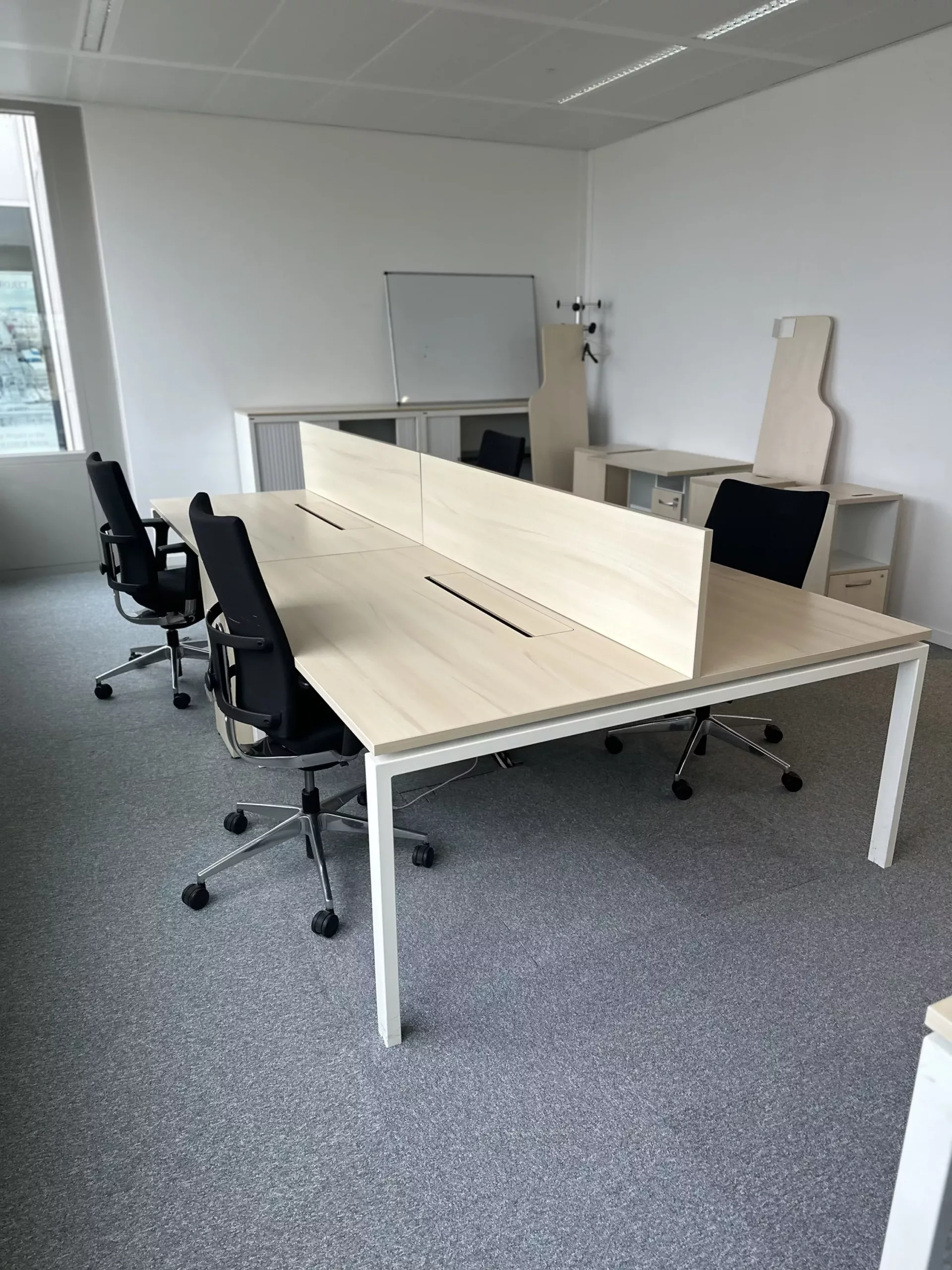 Bureau bench professionnel 4 places 320 × 160 cm – érable – avec séparateur et trappes passe-câbles – Image 4