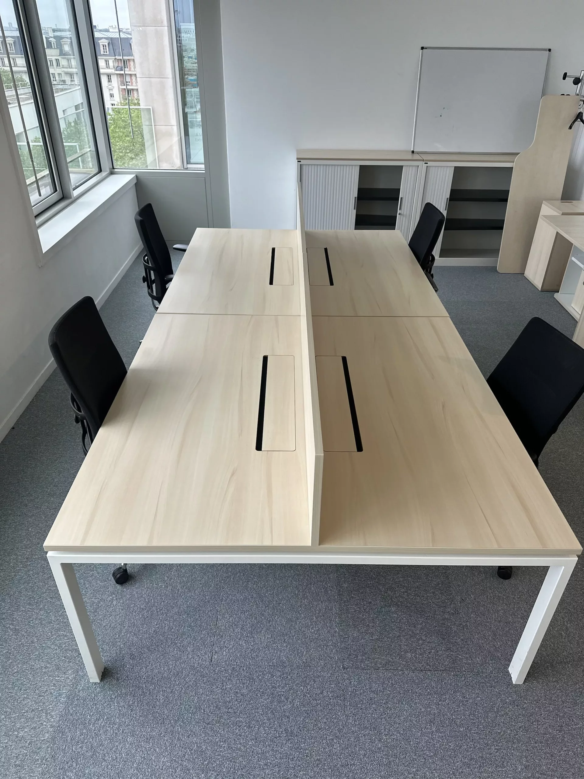 Bureau bench professionnel 4 places 320 × 160 cm – érable – avec séparateur et trappes passe-câbles – Image 3