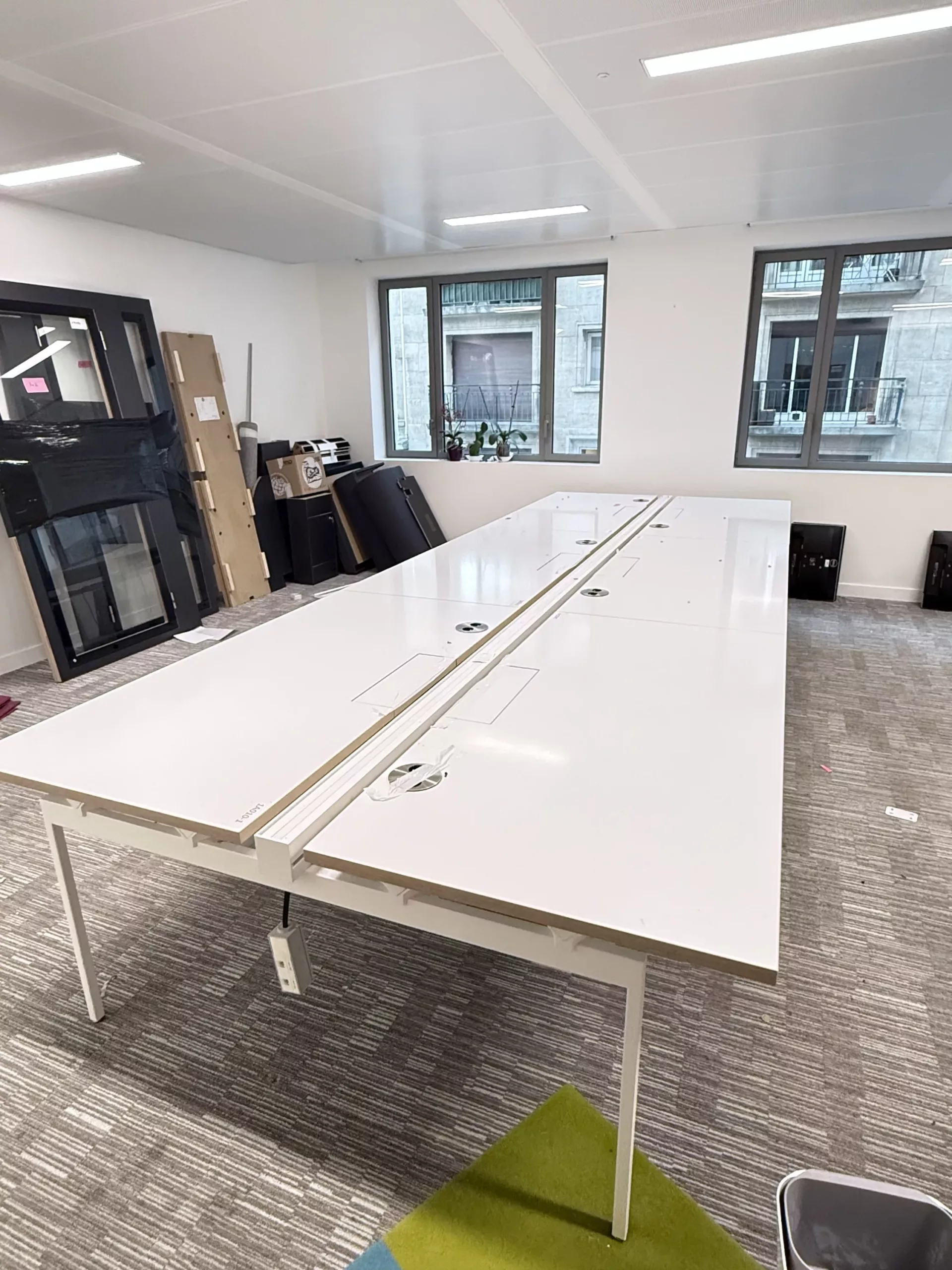 Bureau bench 6 places professionnel avec prises intégrées – plateau blanc – Image 2