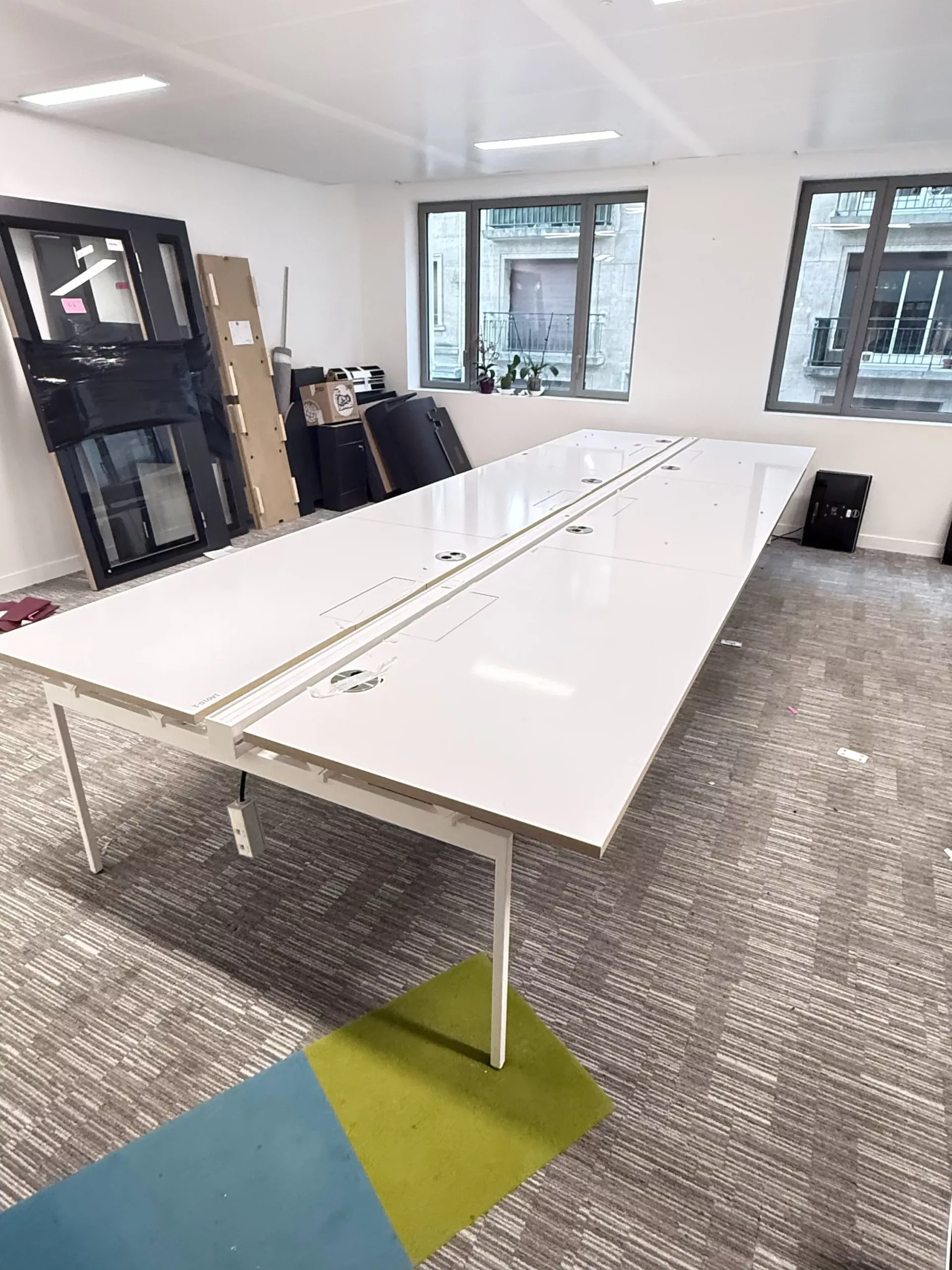 Bureau bench 6 places professionnel avec prises intégrées – plateau blanc – Image 3