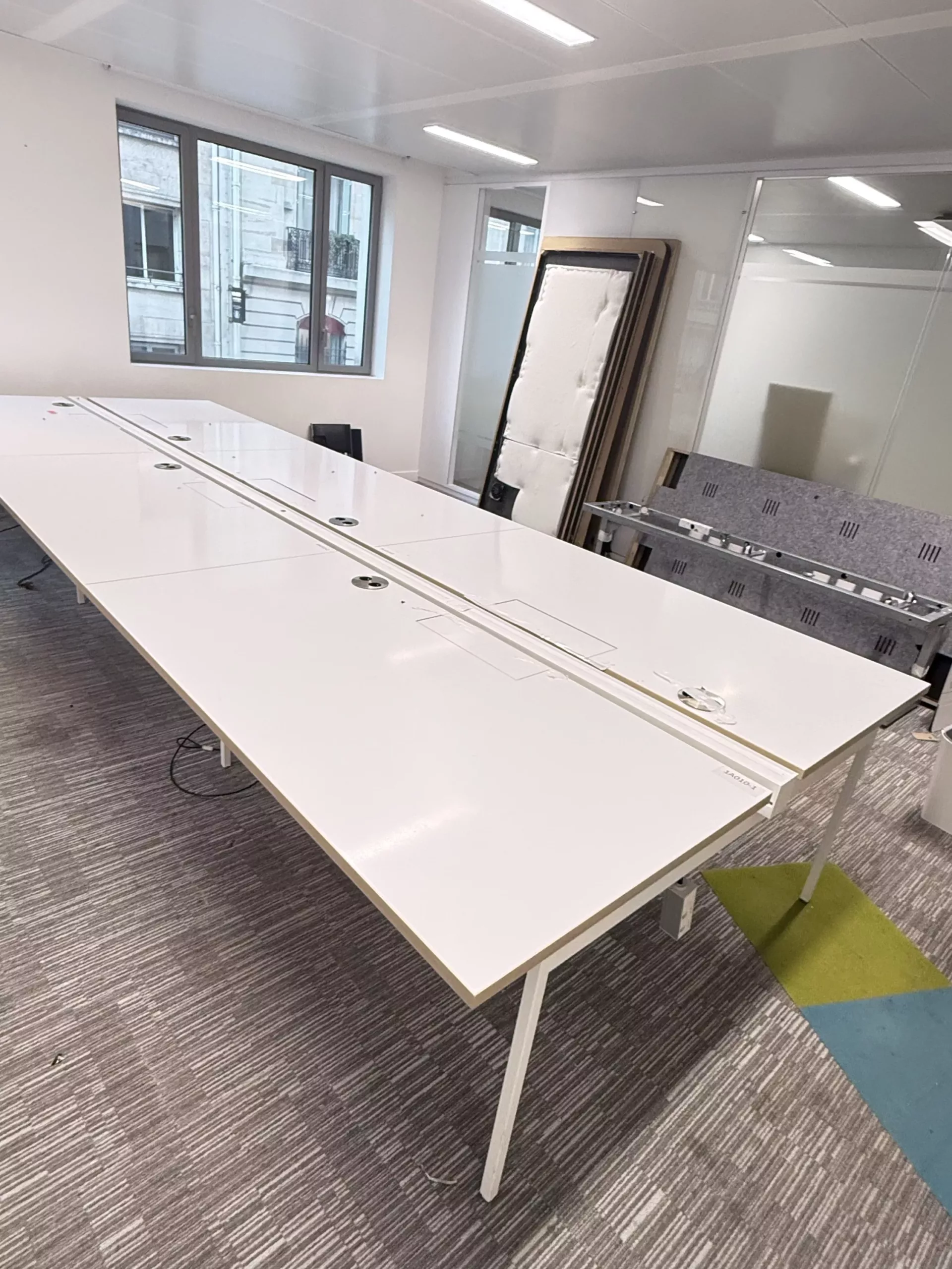 Bureau bench 6 places professionnel avec prises intégrées – plateau blanc – Image 6