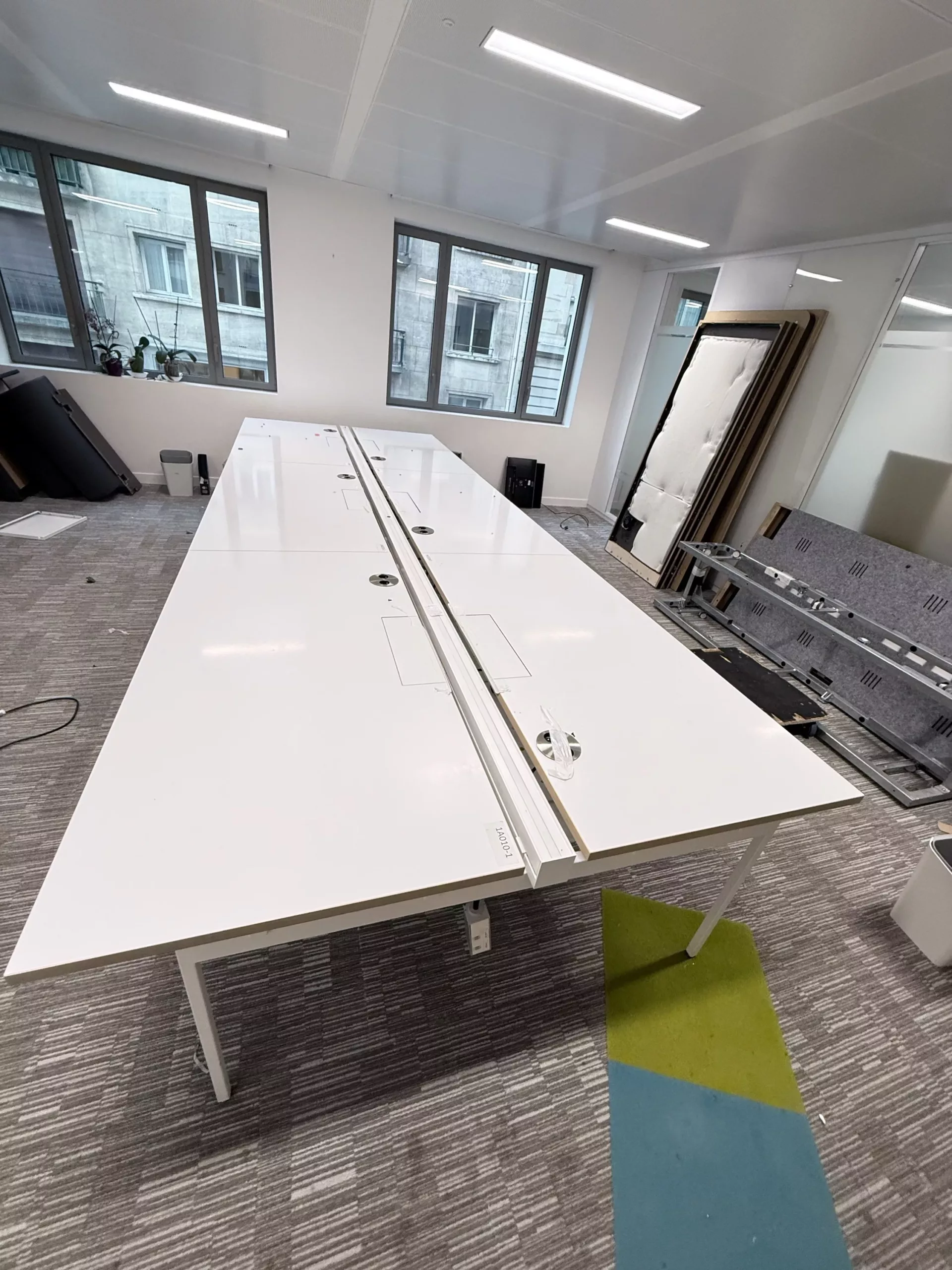 Bureau bench 6 places professionnel avec prises intégrées – plateau blanc – Image 5
