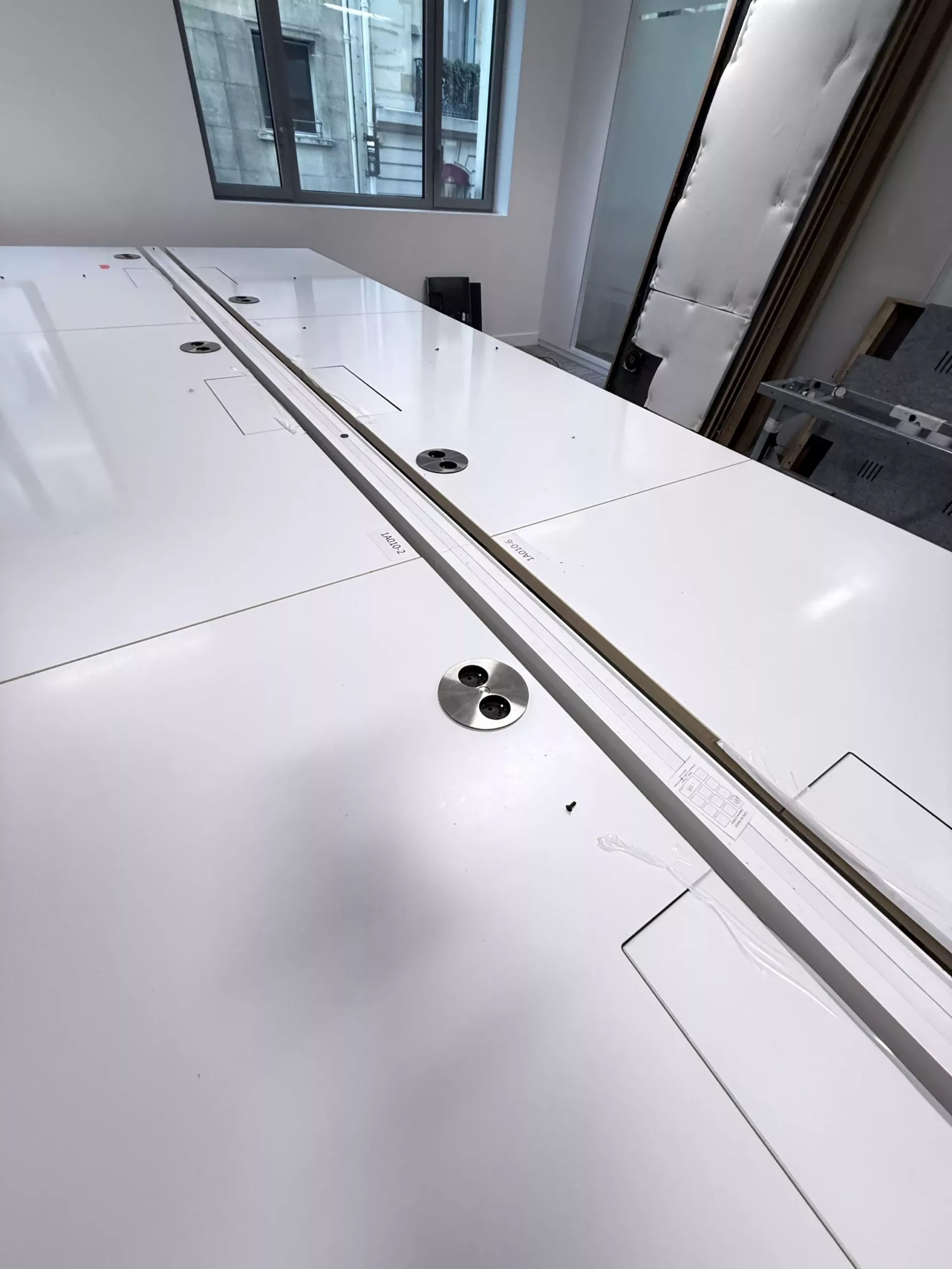 Bureau bench 6 places professionnel avec prises intégrées – plateau blanc – Image 4