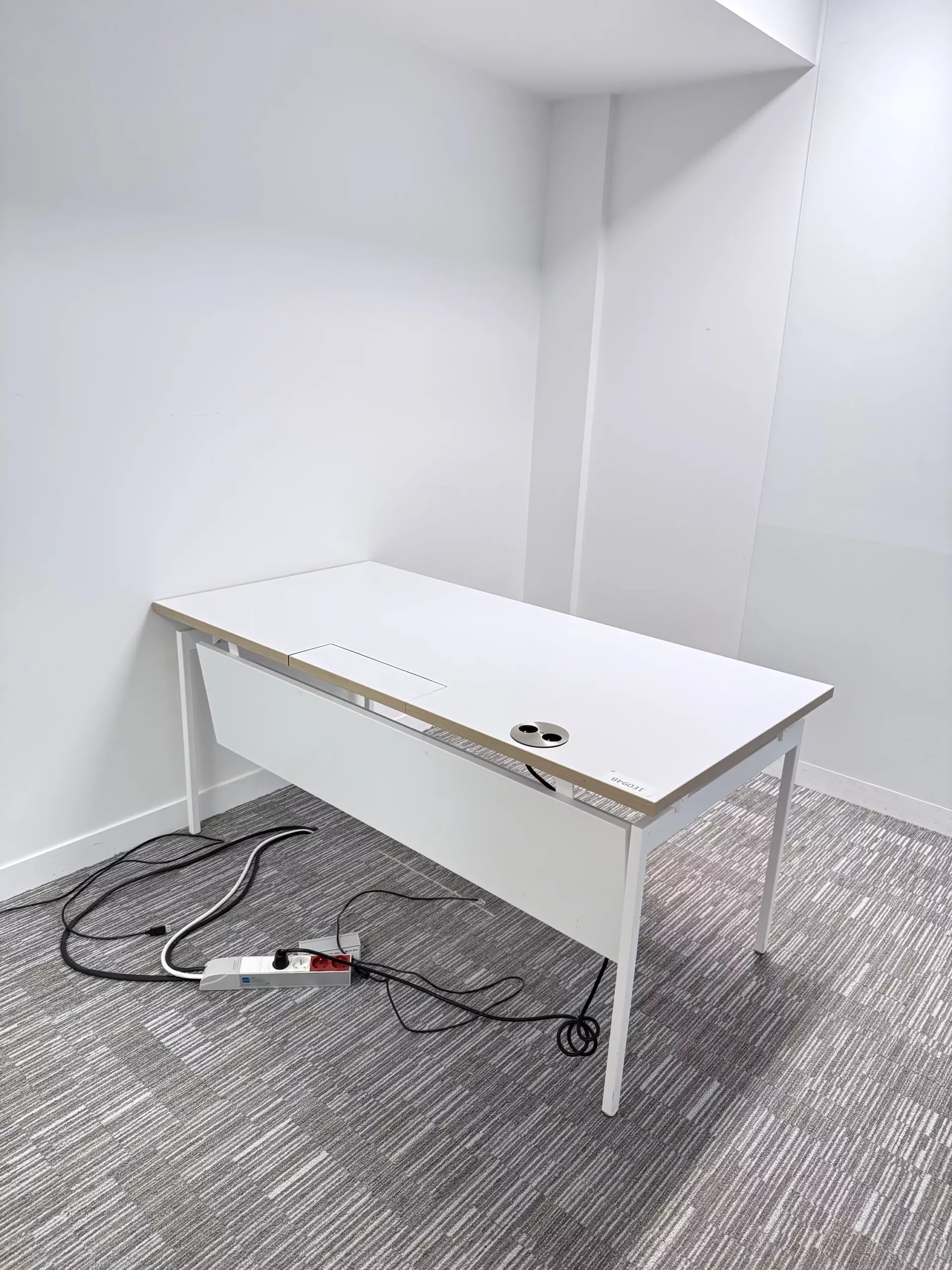 ⸻
Bureau professionnel Steelcase 160x 80 cm blanc avec trappe passe-câbles – mobilier de bureau d’occasion – Image 3