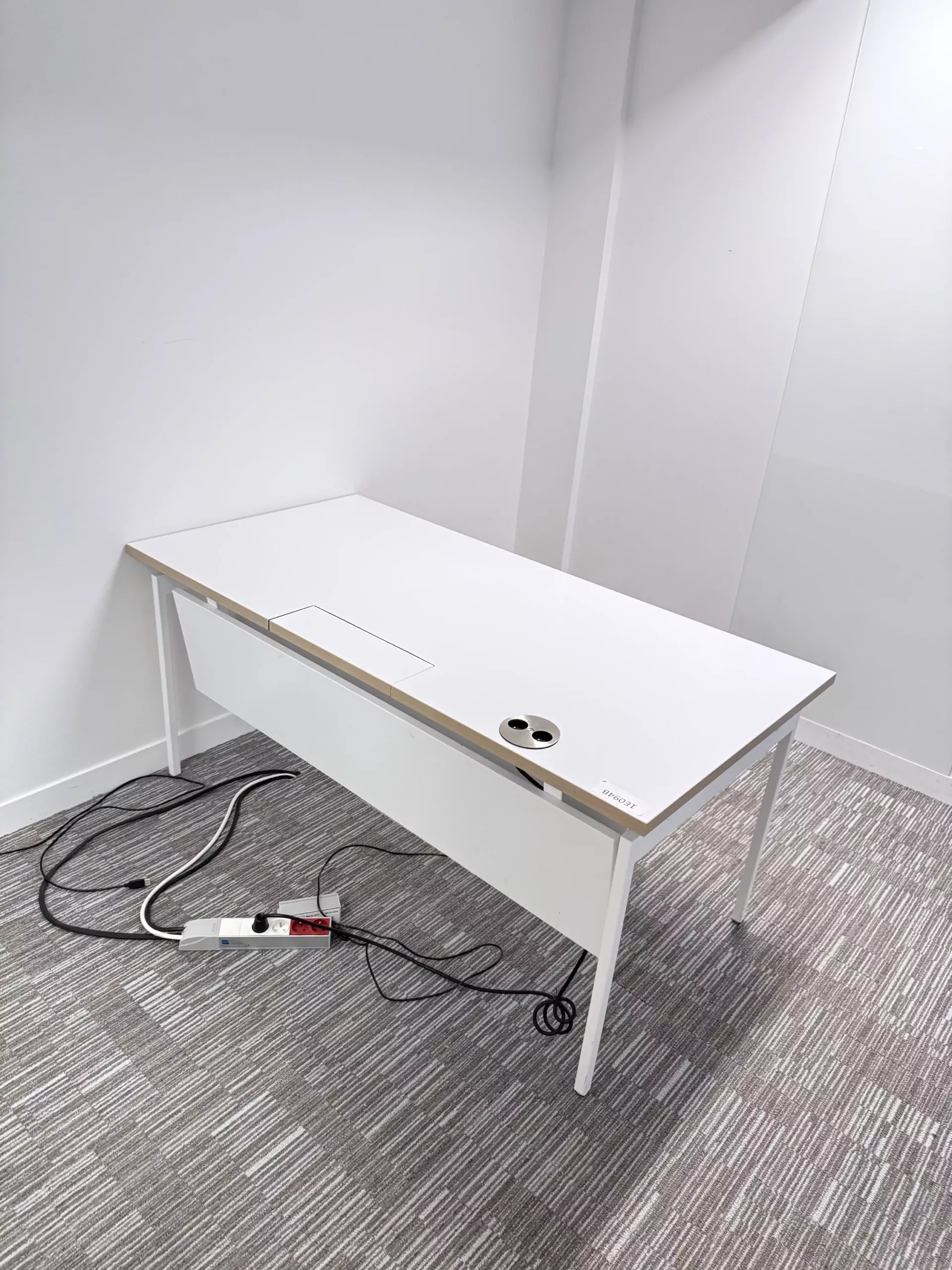 ⸻
Bureau professionnel Steelcase 160x 80 cm blanc avec trappe passe-câbles – mobilier de bureau d’occasion – Image 4