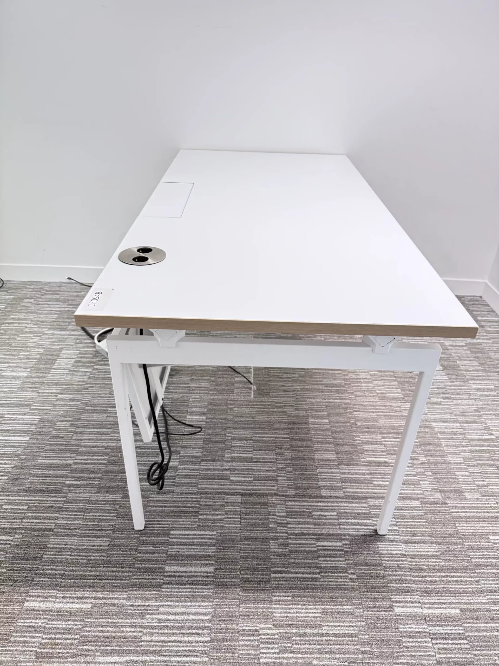 ⸻
Bureau professionnel Steelcase 160x 80 cm blanc avec trappe passe-câbles – mobilier de bureau d’occasion – Image 2