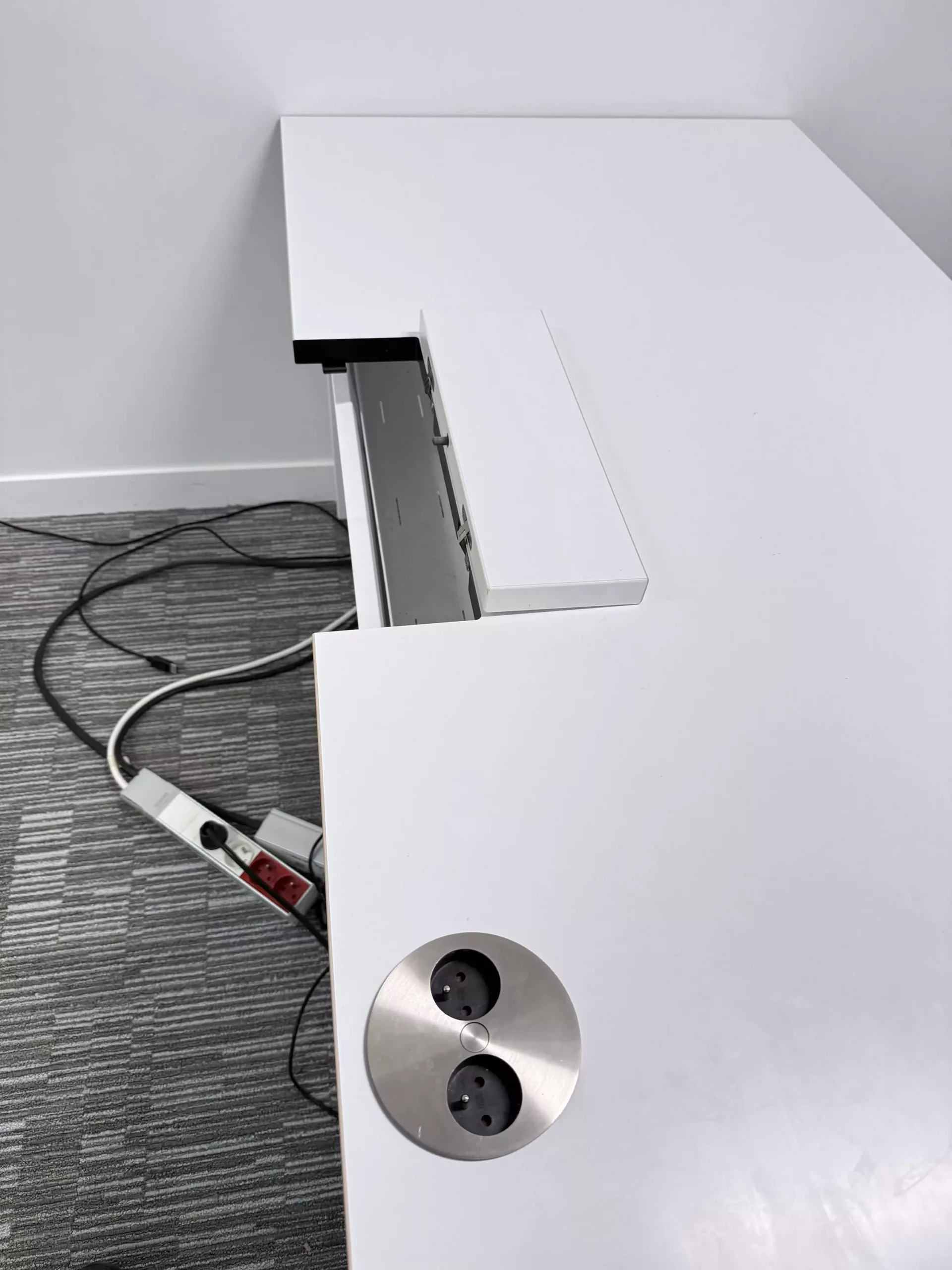 ⸻
Bureau professionnel Steelcase 160x 80 cm blanc avec trappe passe-câbles – mobilier de bureau d’occasion – Image 5