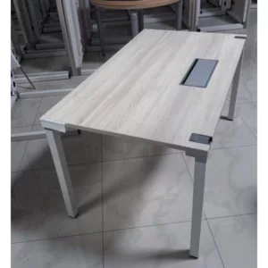 Bureau professionnel Steelcase 140 × 70 cm – beige claire  – avec trappe passe-câbles