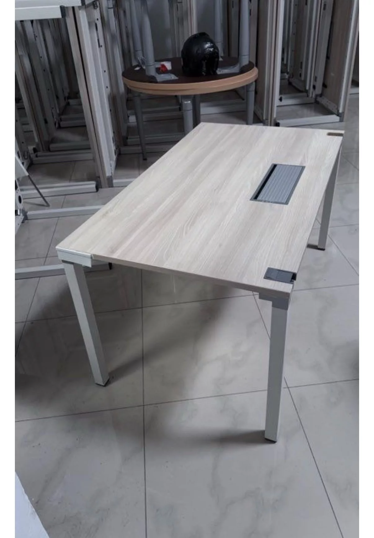 Bureau professionnel Steelcase 140 × 70 cm – beige claire – avec trappe passe-câbles