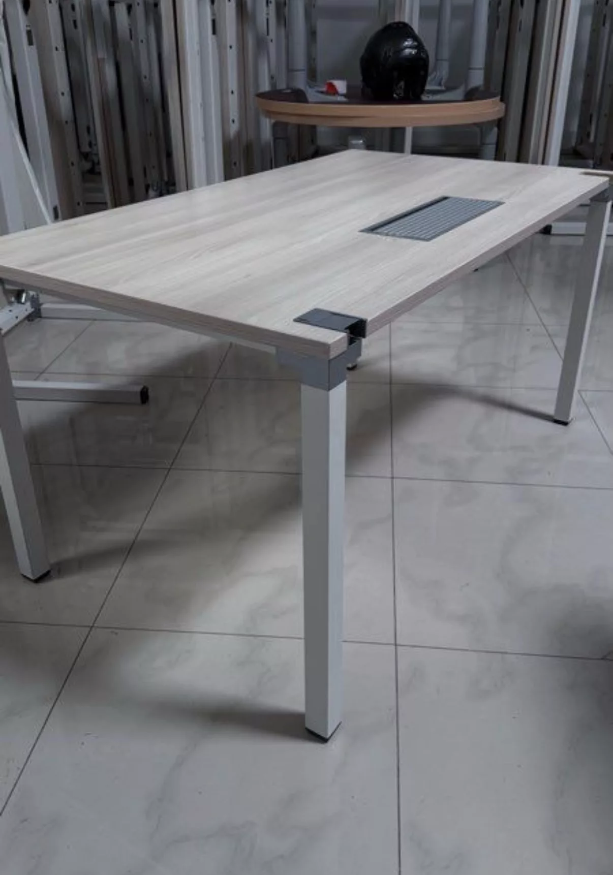 Bureau professionnel Steelcase 140 × 70 cm – beige claire – avec trappe passe-câbles – Image 2