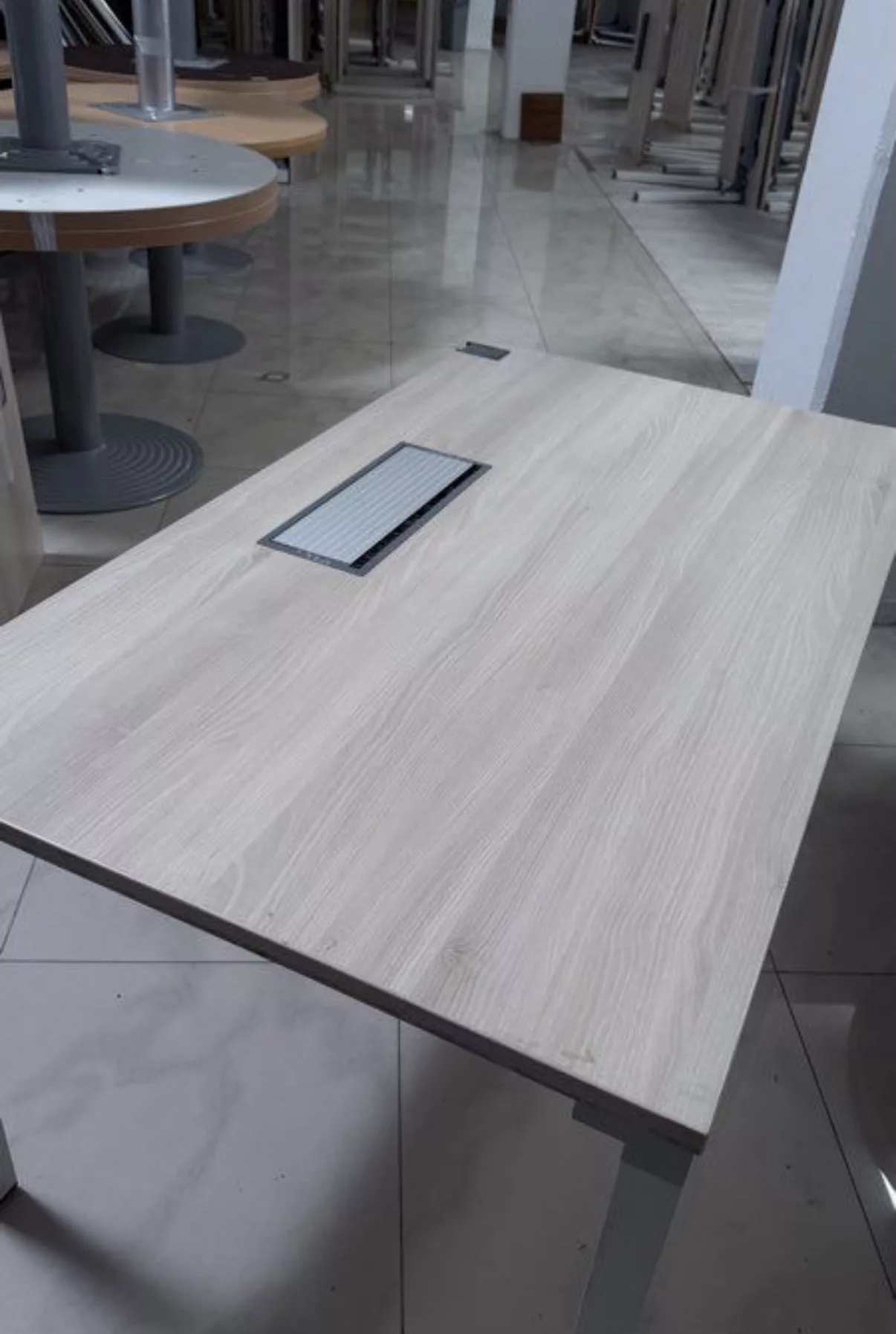 Bureau professionnel Steelcase 140 × 70 cm – beige claire – avec trappe passe-câbles – Image 5