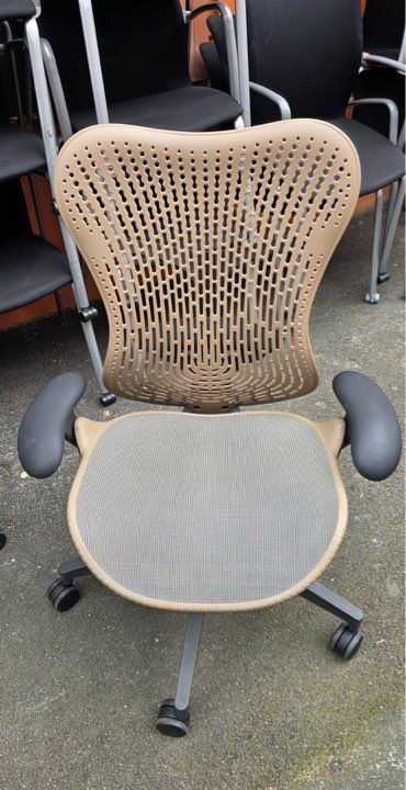 Titre : Fauteuil Herman Miller Mirra ergonomique haut de gamme