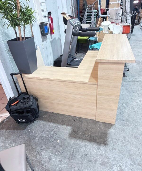 Comptoir d’accueil professionnel en L bois clair – Banque de réception – Image 4