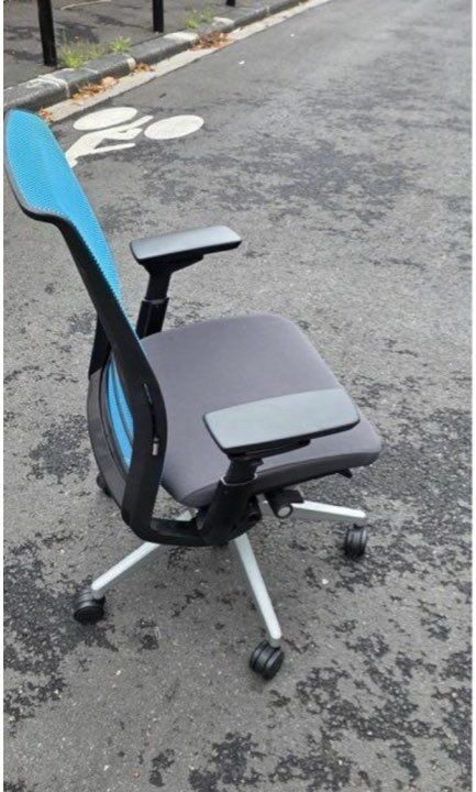 Fauteuil Ergonomique Steelcase Think V2 – Résille – Accoudoirs 4D – Mécanisme Synchrone – Qualité Pro – Image 4