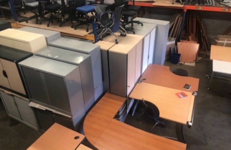 Mobilier bureau professionnel occasion pour entreprise – postes de travail open space direction réunion