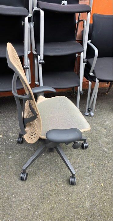 Titre : Fauteuil Herman Miller Mirra ergonomique haut de gamme – Image 3