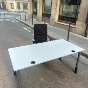 Bureau Droit Kinnarps – 160x80 cm – Plateau Blanc / Piétement Métal Gris – Occasion Pro