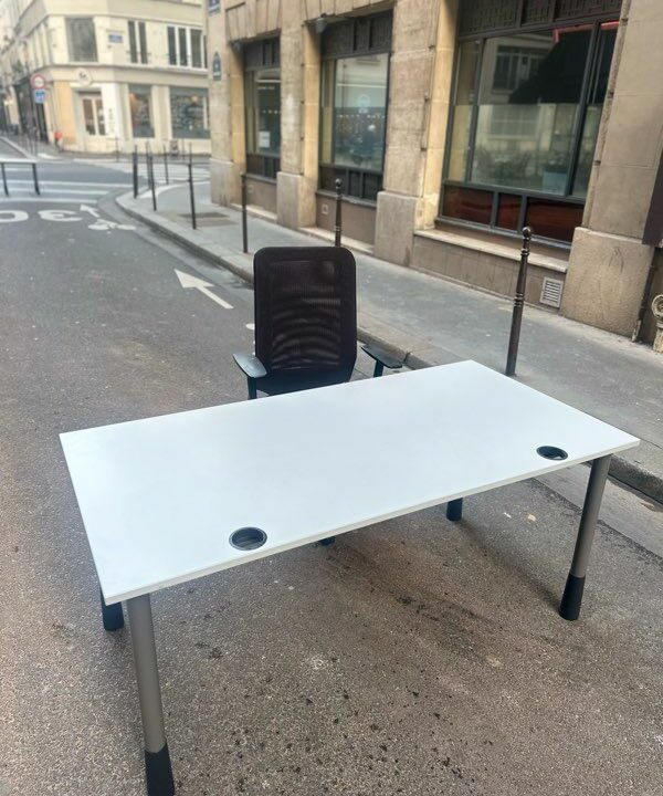 Bureau Droit Kinnarps – 160x80 cm – Plateau Blanc / Piétement Métal Gris – Occasion Pro