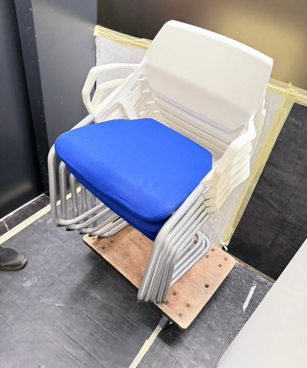 Chaise Visiteur Empilable avec Accoudoirs – Siège de Conférence et Réunion Professionnel – Image 4
