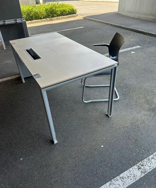 Bureau Droit Contemporain avec Passe-Câbles - Design moderne et pratique – Image 5