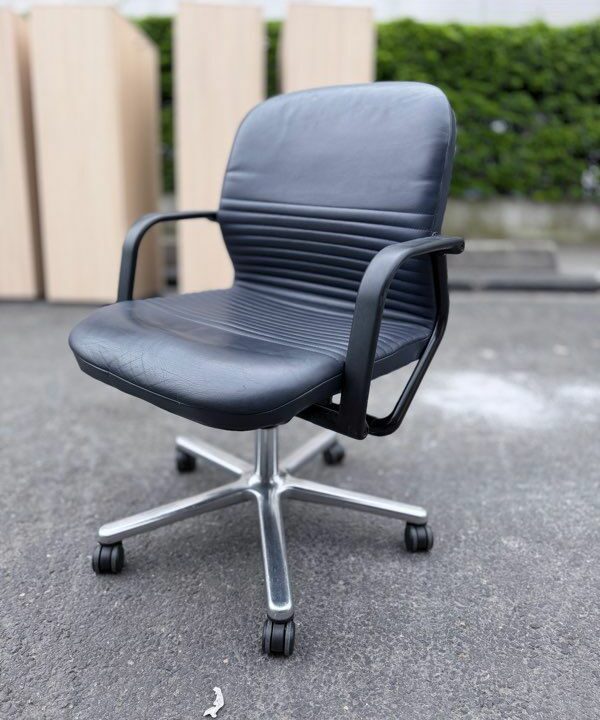 Chaise bureau Wilkhahn noir avec roulettes et accoudoirs