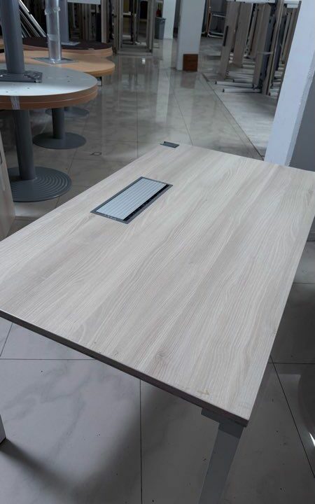 Bureau professionnel STEELCASE FrameOne 140x80cm avec trappe – Qualité Pro – Image 4
