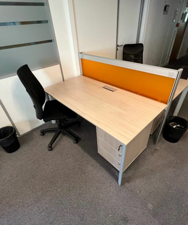 Bureau Bench Face à Face 2 Places – 160x160 cm – Plateau Chêne – Piétement Métal – Pro – Image 8