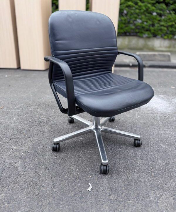 Chaise bureau Wilkhahn noir avec roulettes et accoudoirs – Image 5