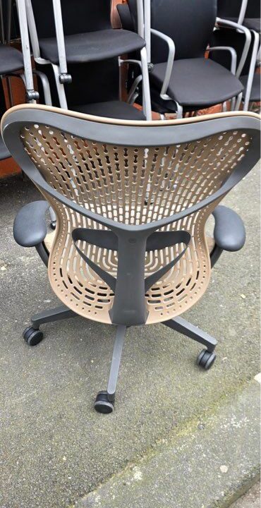 Titre : Fauteuil Herman Miller Mirra ergonomique haut de gamme – Image 2