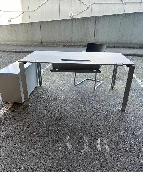 Bureau Droit Contemporain avec Passe-Câbles - Design moderne et pratique – Image 2