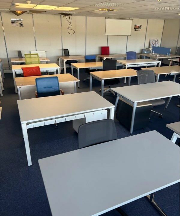 Bureau droit professionnel – passe-câbles – qualité pro – Image 2