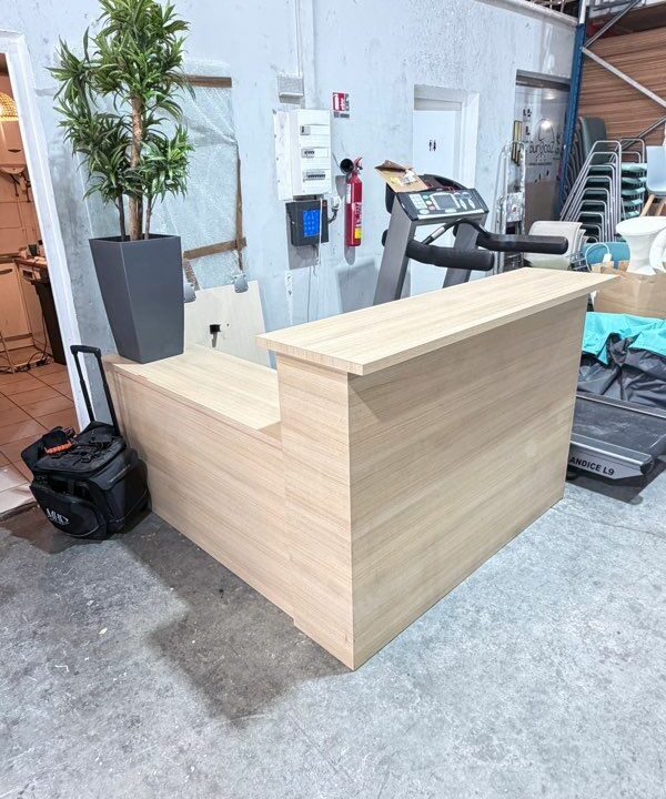 Comptoir d’accueil professionnel en L bois clair – Banque de réception – Image 3