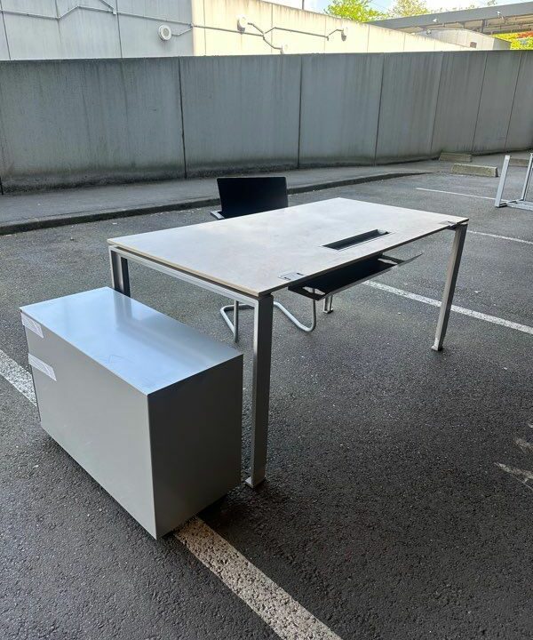 Bureau Droit Contemporain avec Passe-Câbles - Design moderne et pratique – Image 3