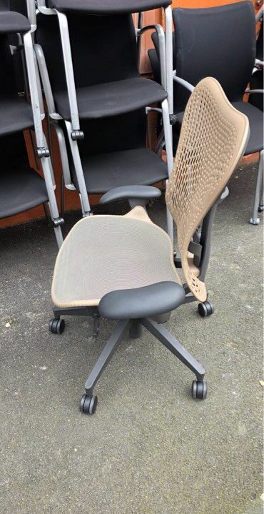 Titre : Fauteuil Herman Miller Mirra ergonomique haut de gamme – Image 4