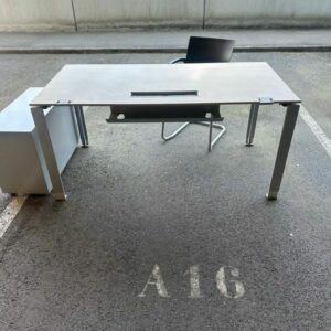 Bureau Droit Contemporain avec Passe-Câbles - Design moderne et pratique