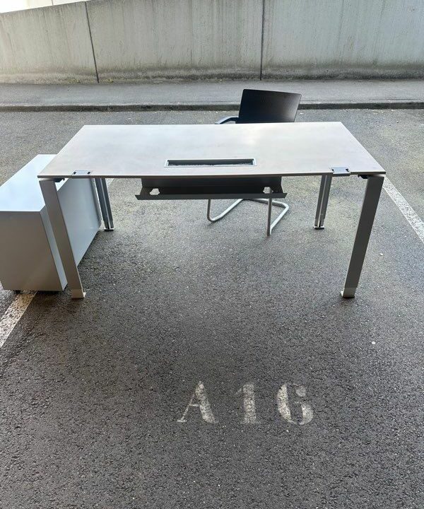 Bureau Droit Contemporain avec Passe-Câbles - Design moderne et pratique
