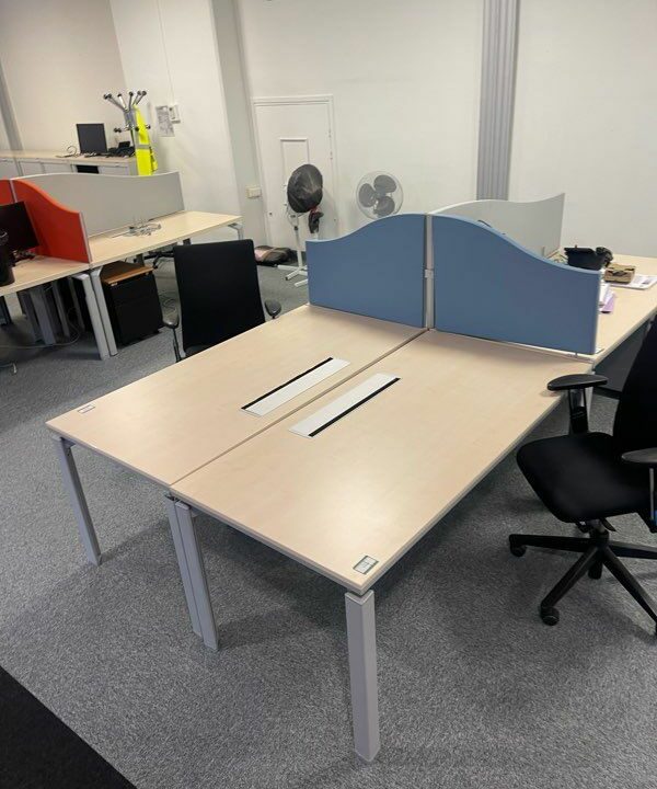 Bureau Bench Face à Face 2 Places – 160x160 cm – Plateau Chêne – Piétement Métal – Pro – Image 4