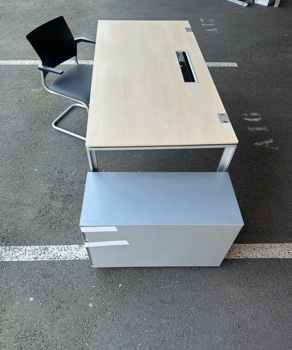 Bureau Droit Contemporain avec Passe-Câbles - Design moderne et pratique – Image 4