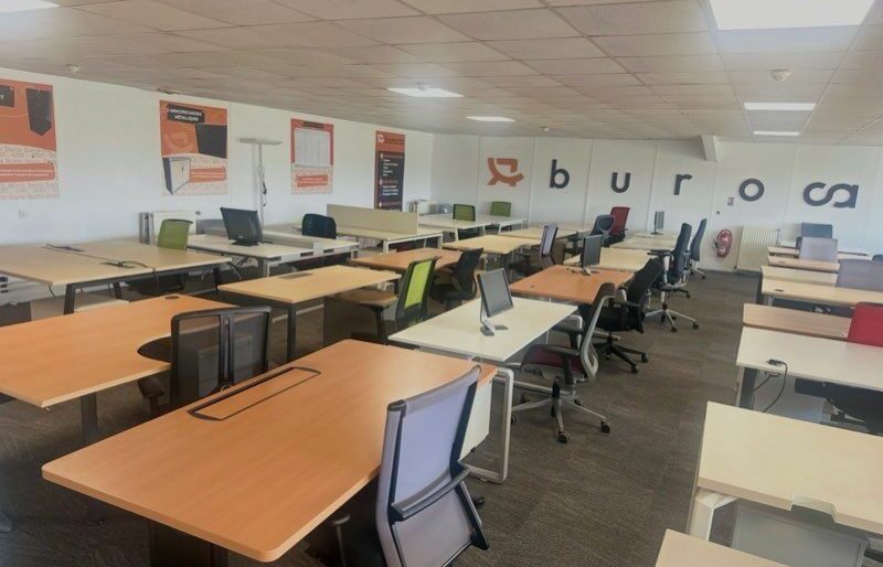 Bureau droit professionnel – passe-câbles – qualité pro